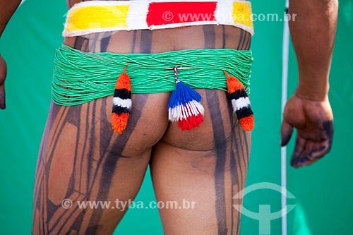  Body painting and adornments of the Yawalapiti Indians during the Kuarup - this years ceremony in honor of the anthropologist Darcy Ribeiro - Photo Licensed (Released 94) - INCREASE OF 100% OF THE VALUE OF TABLE  - Gaucha do Norte city - Mato Grosso state (MT) - Brazil