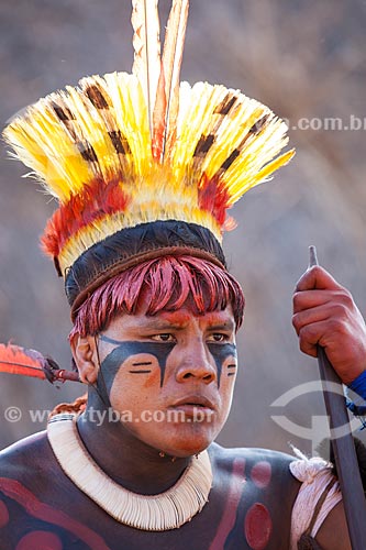  Yawalapiti indian wearing a headdress known as tunacape (cocar) during the Kuarup - this years ceremony in honor of the anthropologist Darcy Ribeiro - Photo Licensed (Released 94) - INCREASE OF 100% OF THE VALUE OF TABLE  - Gaucha do Norte city - Mato Grosso state (MT) - Brazil