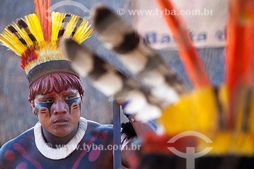 Yawalapiti indian wearing a headdress known as tunacape (cocar) during the Kuarup - this years ceremony in honor of the anthropologist Darcy Ribeiro - Photo Licensed (Released 94) - INCREASE OF 100% OF THE VALUE OF TABLE  - Gaucha do Norte city - Mato Grosso state (MT) - Brazil