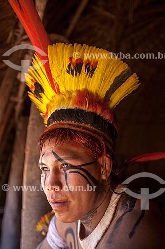  Indian Yawalapiti preparing for the ritual Kuarup inside the maloca (hut)reserved for men - this years ceremony in honor of the anthropologist Darcy Ribeiro - Photo Licensed (Released 94) - INCREASE OF 100% OF THE VALUE OF TABLE  - Gaucha do Norte city - Mato Grosso state (MT) - Brazil