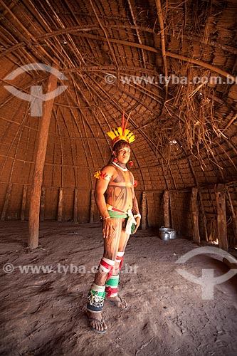  Yawalapiti indian inside the maloca reserved to men - Casa dos Homens -  during the Kuarup ceremony - this years ceremony in honor of the anthropologist Darcy Ribeiro - Photo Licensed (Released 94) - INCREASE OF 100% OF THE VALUE OF TABLE   - Gaucha do Norte city - Mato Grosso state (MT) - Brazil