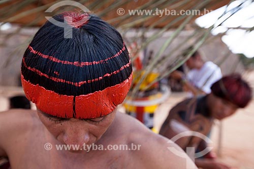  Yawalapiti hair painting with urucum in Kuarup - this years ceremony in honor of the anthropologist Darcy Ribeiro - Photo Licensed (Released 94) - INCREASE OF 100% OF THE VALUE OF TABLE  - Gaucha do Norte city - Mato Grosso state (MT) - Brazil
