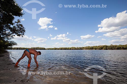  Yawalapiti indian on Xingu River during the Kuarup ceremony - this years ceremony in honor of the anthropologist Darcy Ribeiro - Tuatuari Village - Photo Licensed (Released 94) - INCREASE OF 100% OF THE VALUE OF TABLE  - Gaucha do Norte city - Mato Grosso state (MT) - Brazil
