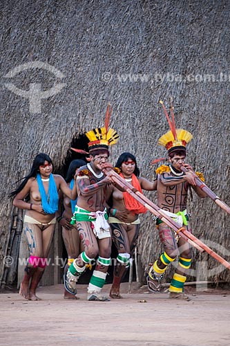  Yawalapiti indians introduce young virgins ready to marriage at all oca (maloca), dancing and playing the Urua flute during the Kuarup ceremony - this years ceremony in honor of the anthropologist Darcy Ribeiro - Photo Licensed (Released 94) - INCRE  - Gaucha do Norte city - Mato Grosso state (MT) - Brazil
