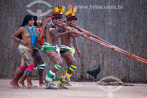  Yawalapiti indians introduce young virgins ready to marriage at all oca (maloca), dancing and playing the Urua flute during the Kuarup ceremony - this years ceremony in honor of the anthropologist Darcy Ribeiro - Photo Licensed (Released 94) - INCRE  - Gaucha do Norte city - Mato Grosso state (MT) - Brazil