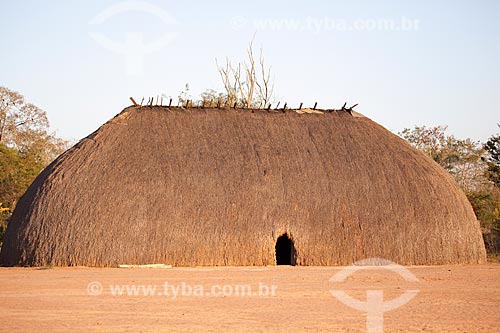  Maloca or Oca, typical habitation of the indigenous people of Xingu, covered with straw or thatch - this years ceremony in honor of the anthropologist Darcy Ribeiro - Photo Licensed (Released 94) - INCREASE OF 100% OF THE VALUE OF TABLE  - Gaucha do Norte city - Mato Grosso state (MT) - Brazil