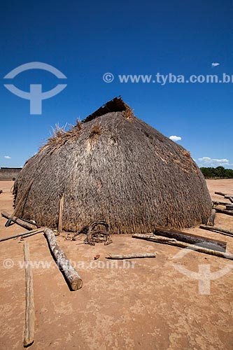  Maloca or Oca, typical habitation of the indigenous people of Xingu, covered with straw or thatch - this years ceremony in honor of the anthropologist Darcy Ribeiro - Photo Licensed (Released 94) - INCREASE OF 100% OF THE VALUE OF TABLE  - Gaucha do Norte city - Mato Grosso state (MT) - Brazil