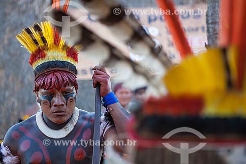  Yawalapiti indian wearing a headdress known as tunacape (cocar) during the Kuarup ceremony - this years ceremony in honor of the anthropologist Darcy Ribeiro - Photo Licensed (Released 94) - INCREASE OF 100% OF THE VALUE OF TABLE  - Gaucha do Norte city - Mato Grosso state (MT) - Brazil
