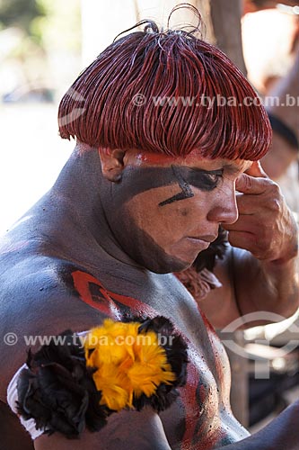  Yawalapiti indian adorned with body painting during the ritual of the Kuarup - this years ceremony in honor of the anthropologist Darcy Ribeiro - Photo Licensed (Released 94) - INCREASE OF 100% OF THE VALUE OF TABLE  - Gaucha do Norte city - Mato Grosso state (MT) - Brazil