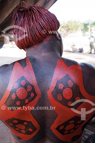  Yawalapiti indian adorned with body painting during the ritual of the Kuarup - this years ceremony in honor of the anthropologist Darcy Ribeiro - Photo Licensed (Released 94) - INCREASE OF 100% OF THE VALUE OF TABLE  - Gaucha do Norte city - Mato Grosso state (MT) - Brazil