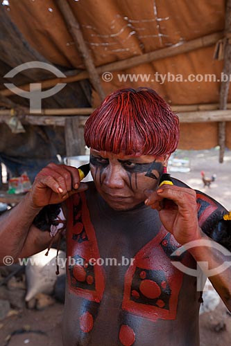  Yawalapiti indian adorned with body painting during the ritual of the Kuarup - this years ceremony in honor of the anthropologist Darcy Ribeiro - Photo Licensed (Released 94) - INCREASE OF 100% OF THE VALUE OF TABLE  - Gaucha do Norte city - Mato Grosso state (MT) - Brazil