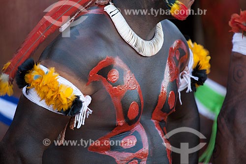  Yawalapiti indian adorned with body painting during the ritual of the Kuarup - this years ceremony in honor of the anthropologist Darcy Ribeiro - Photo Licensed (Released 94) - INCREASE OF 100% OF THE VALUE OF TABLE  - Gaucha do Norte city - Mato Grosso state (MT) - Brazil