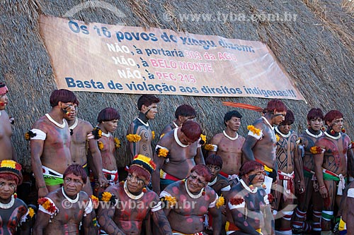  Yawalapiti Indians in front of a banner against the Belo Monte hydroelectric and the government policy for indian people during the Kuarup ceremony - this years ceremony in honor of the anthropologist Darcy Ribeiro - Photo Licensed (Released 94) - I  - Gaucha do Norte city - Mato Grosso state (MT) - Brazil