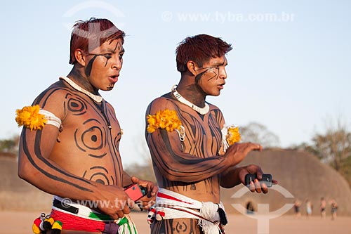  Yawalapiti indian during the Kuarup ceremony - this years ceremony in honor of the anthropologist Darcy Ribeiro - Photo Licensed (Released 94) - INCREASE OF 100% OF THE VALUE OF TABLE  - Gaucha do Norte city - Mato Grosso state (MT) - Brazil