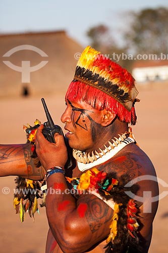  Yawalapiti indian wearing a headdress known as tunacape (cocar) using a necklace made of tusk (tooth) of animal and a portable radio during the Kuarup ceremony - this years ceremony in honor of the anthropologist Darcy Ribeiro - Photo Licensed (Rele  - Gaucha do Norte city - Mato Grosso state (MT) - Brazil