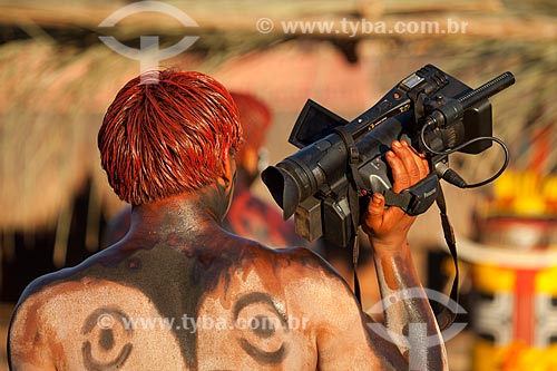  Indigenous with a camcorder machine during the Kuarup - this years ceremony in honor of the anthropologist Darcy Ribeiro - Photo Licensed (Released 94) - INCREASE OF 100% OF THE VALUE OF TABLE  - Gaucha do Norte city - Mato Grosso state (MT) - Brazil