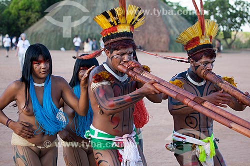  Yawalapiti indians introduce young virgins ready to marriage  at all oca (maloca),  dancing and playing the Urua flute during the Kuarup ceremony - this years ceremony in honor of the anthropologist Darcy Ribeiro - Photo Licensed (Released 94) - INC  - Gaucha do Norte city - Mato Grosso state (MT) - Brazil