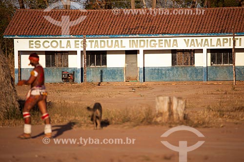  Yawalapiti indian walking in front of the Indigenous Yawalapiti School during the Kuarup - this years ceremony in honor of the anthropologist Darcy Ribeiro - Photo Licensed (Released 94) - INCREASE OF 100% OF THE VALUE OF TABLE  - Gaucha do Norte city - Mato Grosso state (MT) - Brazil