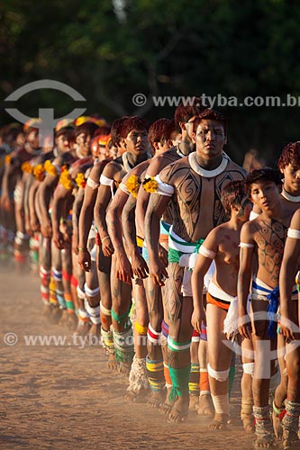  Indigenous dancing the Kuarup - this years ceremony in honor of the anthropologist Darcy Ribeiro - Photo Licensed (Released 94) - INCREASE OF 100% OF THE VALUE OF TABLE  - Gaucha do Norte city - Mato Grosso state (MT) - Brazil