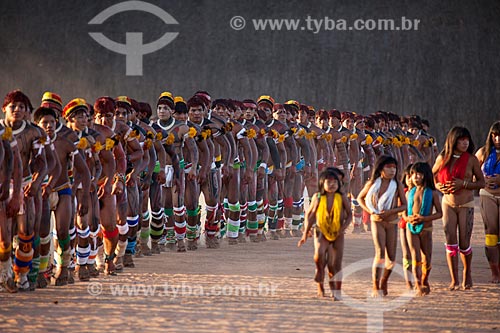  Indigenous dancing the Kuarup - this years ceremony in honor of the anthropologist Darcy Ribeiro - Photo Licensed (Released 94) - INCREASE OF 100% OF THE VALUE OF TABLE  - Gaucha do Norte city - Mato Grosso state (MT) - Brazil