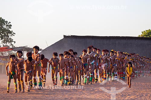  Indigenous dancing the Kuarup - this years ceremony in honor of the anthropologist Darcy Ribeiro - Photo Licensed (Released 94) - INCREASE OF 100% OF THE VALUE OF TABLE  - Gaucha do Norte city - Mato Grosso state (MT) - Brazil