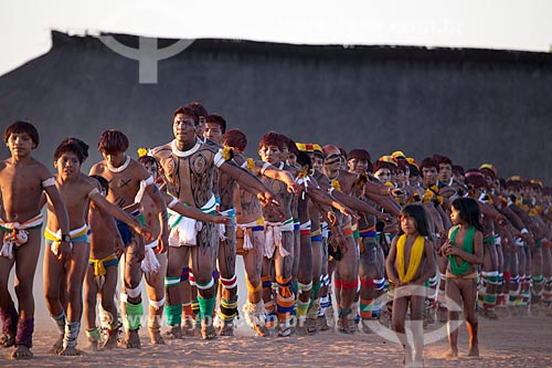  Indigenous dancing the Kuarup - this years ceremony in honor of the anthropologist Darcy Ribeiro - Photo Licensed (Released 94) - INCREASE OF 100% OF THE VALUE OF TABLE  - Gaucha do Norte city - Mato Grosso state (MT) - Brazil