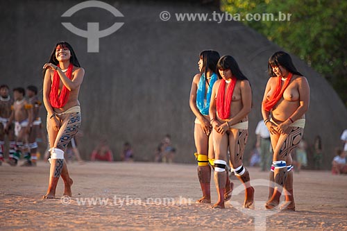  Young Yawalapiti women with adorned body  seem to be ashamed during the ritual of the Kuarup - this years ceremony in honor of the anthropologist Darcy Ribeiro - Photo Licensed (Released 94) - INCREASE OF 100% OF THE VALUE OF TABLE  - Gaucha do Norte city - Mato Grosso state (MT) - Brazil