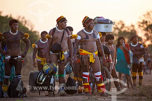  Neighboring tribes arriving at the Yawalapiti village with bags, backpacks and pans during the ritual of Kuarup - this years ceremony in honor of the anthropologist Darcy Ribeiro - Photo Licensed (Released 94) - INCREASE OF 100% OF THE VALUE OF TABL  - Gaucha do Norte city - Mato Grosso state (MT) - Brazil