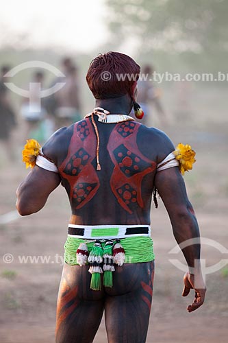  Yawalapiti indian adorned with body painting during the ritual of the Kuarup - this years ceremony in honor of the anthropologist Darcy Ribeiro - Photo Licensed (Released 94) - INCREASE OF 100% OF THE VALUE OF TABLE  - Gaucha do Norte city - Mato Grosso state (MT) - Brazil