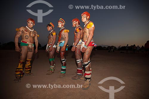  Yawalapiti indians during the Kuarup ceremony - this years ceremony in honor of the anthropologist Darcy Ribeiro - Photo Licensed (Released 94) - INCREASE OF 100% OF THE VALUE OF TABLE  - Gaucha do Norte city - Mato Grosso state (MT) - Brazil