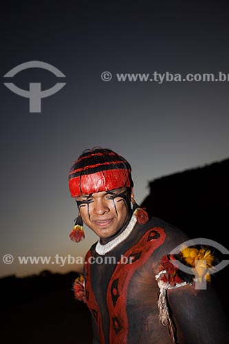  Yawalapiti indian adorned body during the ritual of the Kuarup - this years ceremony in honor of the anthropologist Darcy Ribeiro - Photo Licensed (Released 94) - INCREASE OF 100% OF THE VALUE OF TABLE  - Gaucha do Norte city - Mato Grosso state (MT) - Brazil