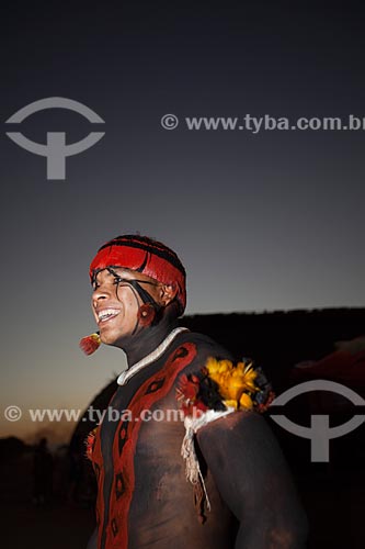  Yawalapiti indian adorned body during the ritual of the Kuarup - this years ceremony in honor of the anthropologist Darcy Ribeiro - Photo Licensed (Released 94) - INCREASE OF 100% OF THE VALUE OF TABLE  - Gaucha do Norte city - Mato Grosso state (MT) - Brazil