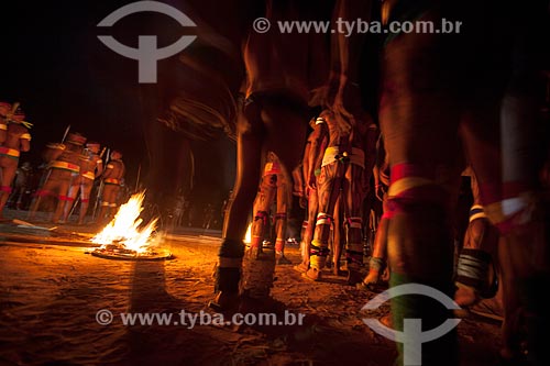  Indigenous vigil for their dead around flaming torches during Kuarup - this years ceremony in honor of the anthropologist Darcy Ribeiro - Photo Licensed (Released 94) - INCREASE OF 100% OF THE VALUE OF TABLE  - Gaucha do Norte city - Mato Grosso state (MT) - Brazil