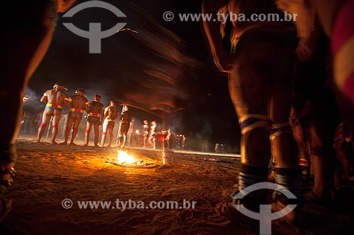  Indigenous vigil for their dead around flaming torches during Kuarup - this years ceremony in honor of the anthropologist Darcy Ribeiro - Photo Licensed (Released 94) - INCREASE OF 100% OF THE VALUE OF TABLE  - Gaucha do Norte city - Mato Grosso state (MT) - Brazil