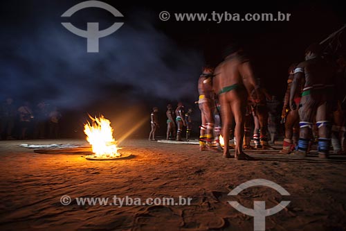  Indigenous vigil for their dead around flaming torches during Kuarup - this years ceremony in honor of the anthropologist Darcy Ribeiro - Photo Licensed (Released 94) - INCREASE OF 100% OF THE VALUE OF TABLE  - Gaucha do Norte city - Mato Grosso state (MT) - Brazil