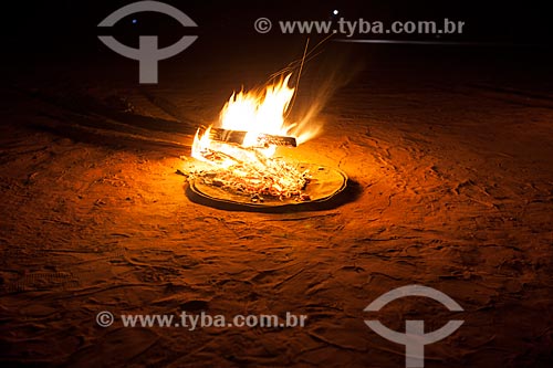  Indigenous vigil for their dead around flaming torches during Kuarup - this years ceremony in honor of the anthropologist Darcy Ribeiro - Photo Licensed (Released 94) - INCREASE OF 100% OF THE VALUE OF TABLE  - Gaucha do Norte city - Mato Grosso state (MT) - Brazil