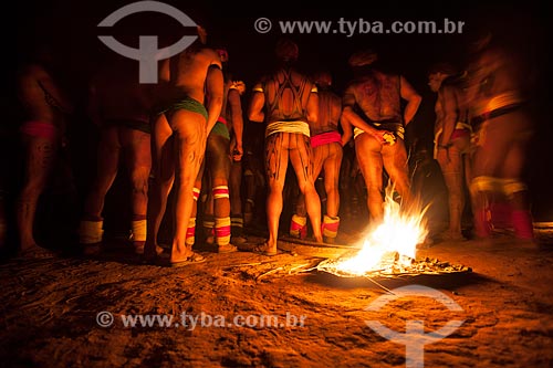  Indigenous vigil for their dead around flaming torches during Kuarup - this years ceremony in honor of the anthropologist Darcy Ribeiro - Photo Licensed (Released 94) - INCREASE OF 100% OF THE VALUE OF TABLE  - Gaucha do Norte city - Mato Grosso state (MT) - Brazil