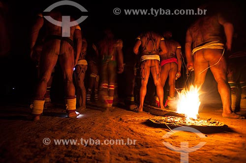  Indigenous vigil for their dead around flaming torches during Kuarup - this years ceremony in honor of the anthropologist Darcy Ribeiro - Photo Licensed (Released 94) - INCREASE OF 100% OF THE VALUE OF TABLE  - Gaucha do Norte city - Mato Grosso state (MT) - Brazil