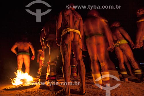  Indigenous vigil for their dead around flaming torches during Kuarup - this years ceremony in honor of the anthropologist Darcy Ribeiro - Photo Licensed (Released 94) - INCREASE OF 100% OF THE VALUE OF TABLE  - Gaucha do Norte city - Mato Grosso state (MT) - Brazil