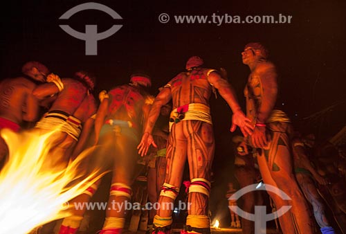  Indigenous vigil for their dead around flaming torches during Kuarup - this years ceremony in honor of the anthropologist Darcy Ribeiro - Photo Licensed (Released 94) - INCREASE OF 100% OF THE VALUE OF TABLE  - Gaucha do Norte city - Mato Grosso state (MT) - Brazil