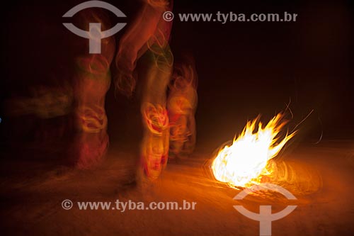  Indigenous vigil for their dead around flaming torches during Kuarup - this years ceremony in honor of the anthropologist Darcy Ribeiro - Photo Licensed (Released 94) - INCREASE OF 100% OF THE VALUE OF TABLE  - Gaucha do Norte city - Mato Grosso state (MT) - Brazil