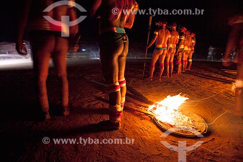  Indigenous vigil for their dead around flaming torches during Kuarup - this years ceremony in honor of the anthropologist Darcy Ribeiro - Photo Licensed (Released 94) - INCREASE OF 100% OF THE VALUE OF TABLE  - Gaucha do Norte city - Mato Grosso state (MT) - Brazil