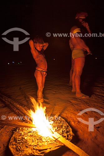  Indigenous vigil for their dead around flaming torches during Kuarup - this years ceremony in honor of the anthropologist Darcy Ribeiro - Photo Licensed (Released 94) - INCREASE OF 100% OF THE VALUE OF TABLE  - Gaucha do Norte city - Mato Grosso state (MT) - Brazil