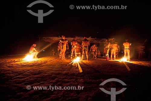  Indigenous vigil for their dead around flaming torches during Kuarup - this years ceremony in honor of the anthropologist Darcy Ribeiro - Photo Licensed (Released 94) - INCREASE OF 100% OF THE VALUE OF TABLE  - Gaucha do Norte city - Mato Grosso state (MT) - Brazil