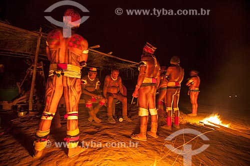  Indigenous vigil for their dead around flaming torches during Kuarup - this years ceremony in honor of the anthropologist Darcy Ribeiro - Photo Licensed (Released 94) - INCREASE OF 100% OF THE VALUE OF TABLE  - Gaucha do Norte city - Mato Grosso state (MT) - Brazil