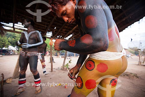  Indians Yawalapiti adorned with body painting during the ritual of the Kuarup - this years ceremony in honor of the anthropologist Darcy Ribeiro - Photo Licensed (Released 94) - INCREASE OF 100% OF THE VALUE OF TABLE  - Gaucha do Norte city - Mato Grosso state (MT) - Brazil