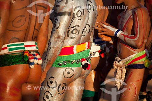  Indians Yawalapiti adorned with body painting during the ritual of the Kuarup - this years ceremony in honor of the anthropologist Darcy Ribeiro - Photo Licensed (Released 94) - INCREASE OF 100% OF THE VALUE OF TABLE  - Gaucha do Norte city - Mato Grosso state (MT) - Brazil