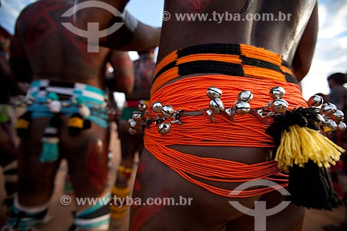  Indians Yawalapiti with body adornment and guizos during the ritual Kuarup - this years ceremony in honor of the anthropologist Darcy Ribeiro - Photo Licensed (Released 94) - INCREASE OF 100% OF THE VALUE OF TABLE  - Gaucha do Norte city - Mato Grosso state (MT) - Brazil