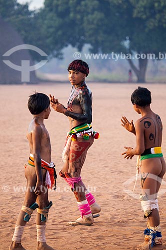  Indigenous children during the Kuarup - this years ceremony in honor of the anthropologist Darcy Ribeiro - Photo Licensed (Released 94) - INCREASE OF 100% OF THE VALUE OF TABLE  - Gaucha do Norte city - Mato Grosso state (MT) - Brazil