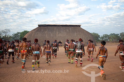  Indigenous entering the Casa dos Homens (House of Men) during the Kuarup moments before the beginning of the Huka Huka ritual fight - this years ceremony in honor of the anthropologist Darcy Ribeiro - Photo Licensed (Released 94) - INCREASE OF 100%   - Gaucha do Norte city - Mato Grosso state (MT) - Brazil